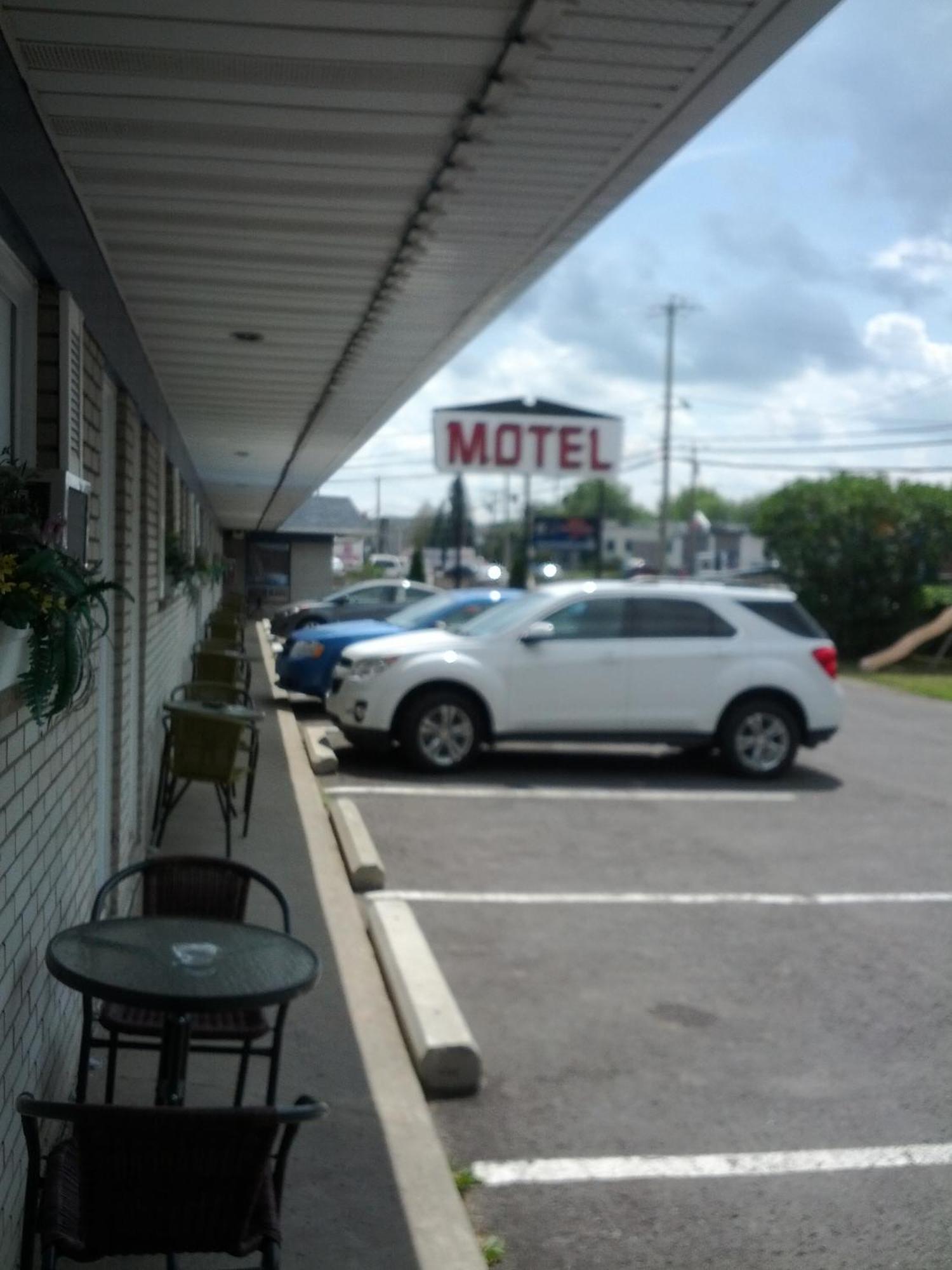 Motel Montgolfière JP Saint-Jean-sur-Richelieu Esterno foto